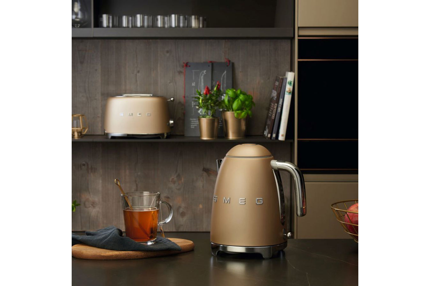 Smeg 1.7L 50's Style Electric Kettle | KLF03CHMUK | Champagne